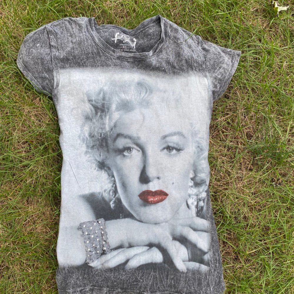 Marilyn Monroe's beautiful face on this grey short sleeve T shirt, size xs